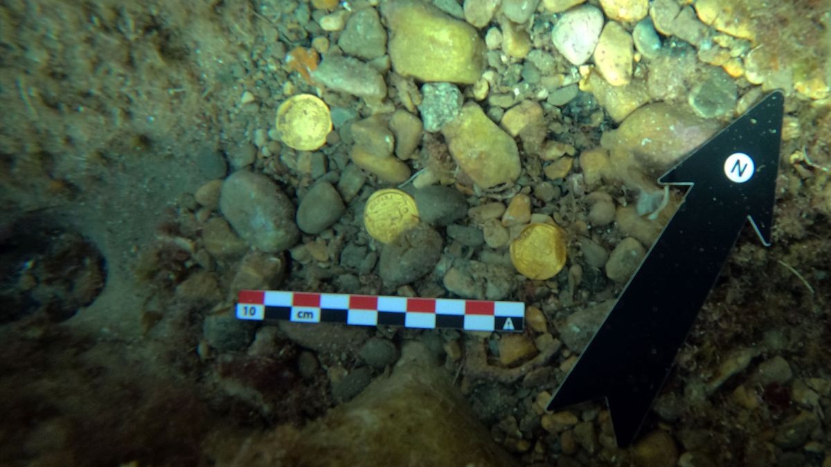 Amateur freedivers find gold treasure dating to the fall of the Roman Empire