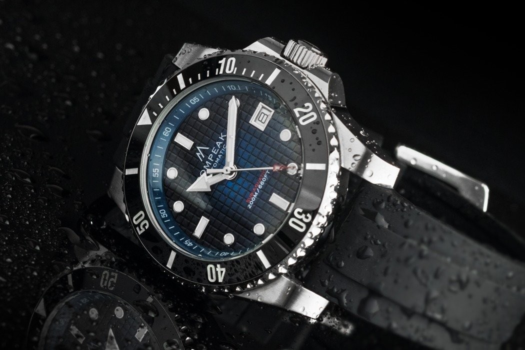 Pompeak’s stunning Sub-Aquatic automatic dive watch can be submerged up to 200 meters underwater!