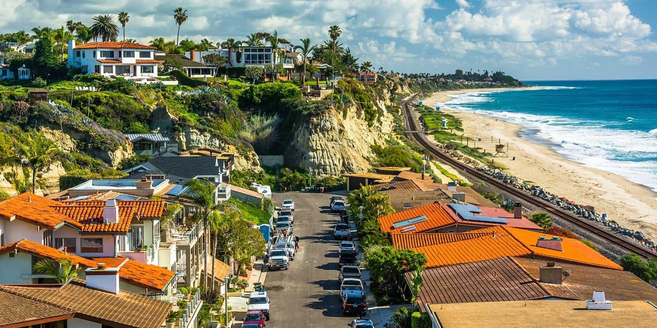 17 Delightful U.S. Beach Towns With Laid-back Vibes and Stunning Coastal Views