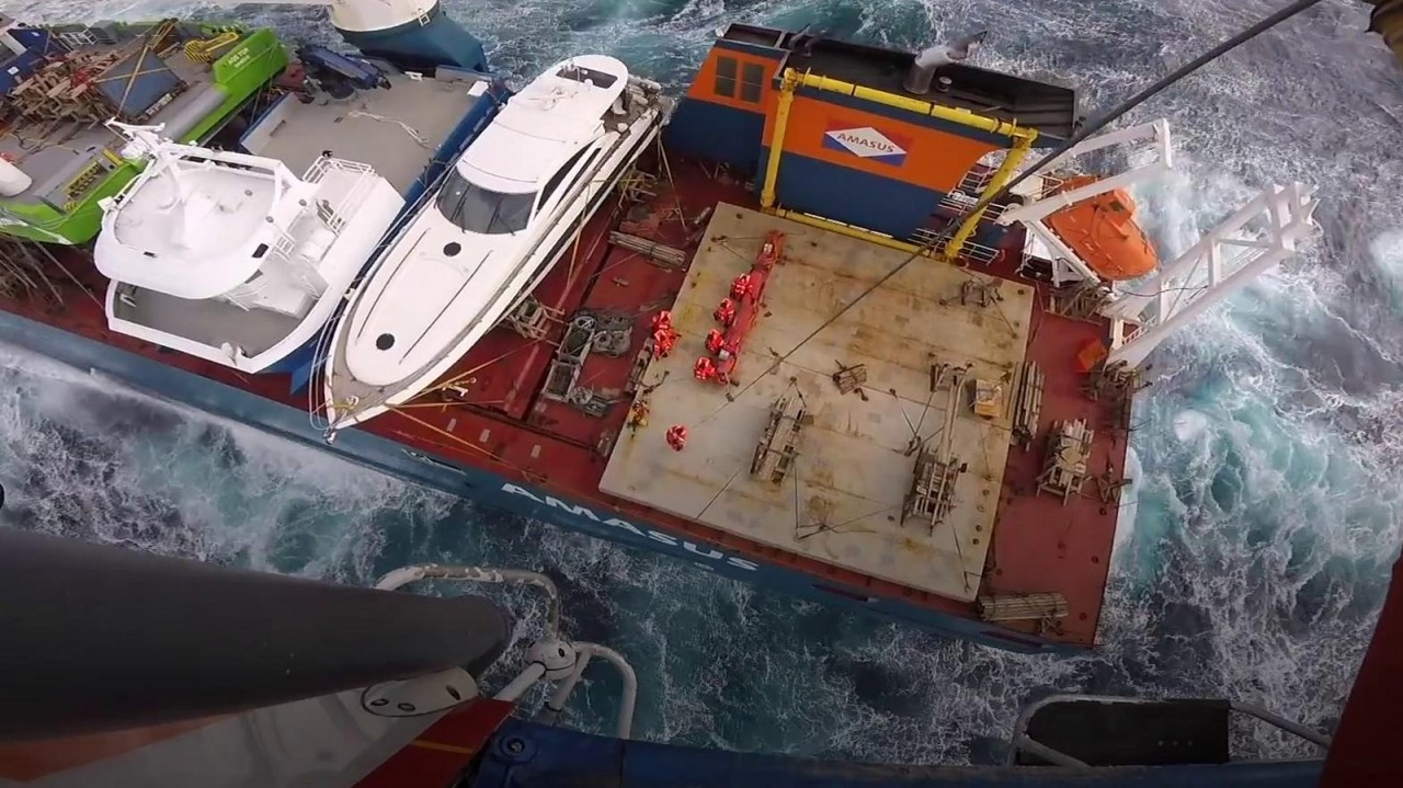Dutch crew rescued from 'near-capsize'