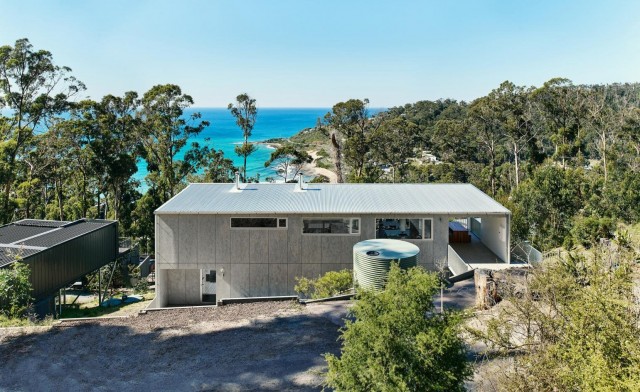 Modern Australian beach house responds to 2015 bushfires