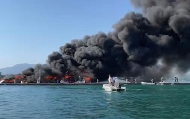 Sailboats on fire in Corfu marina | eKathimerini.com